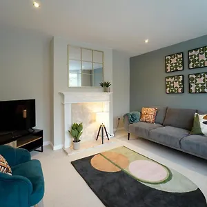  Holiday home Perfectly Located 4 Bed Town House In Sleeps 8