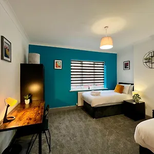  Holiday home Bramhall House - Great For Contractors Or Family Holidays